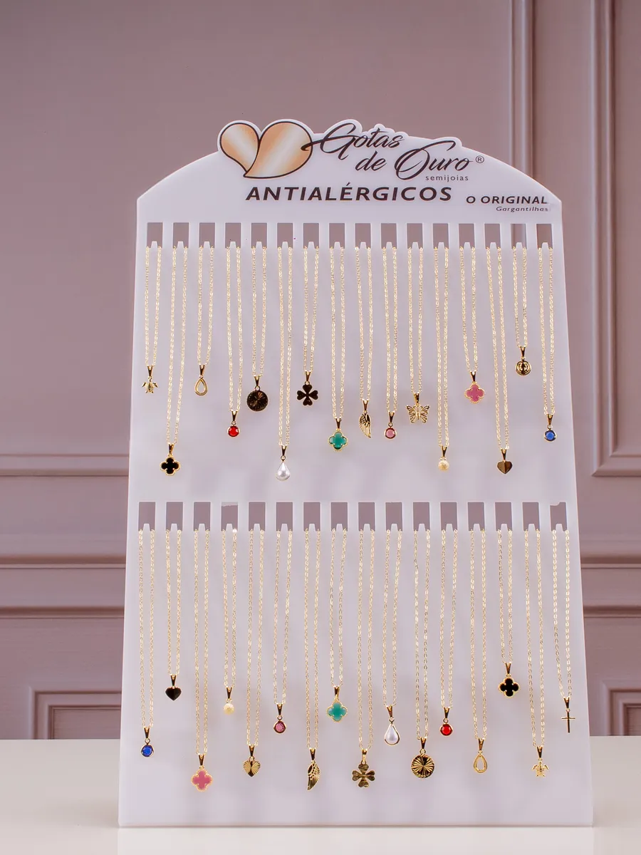 Expositor Gotas de Ouro com colares e pingentes coloridos