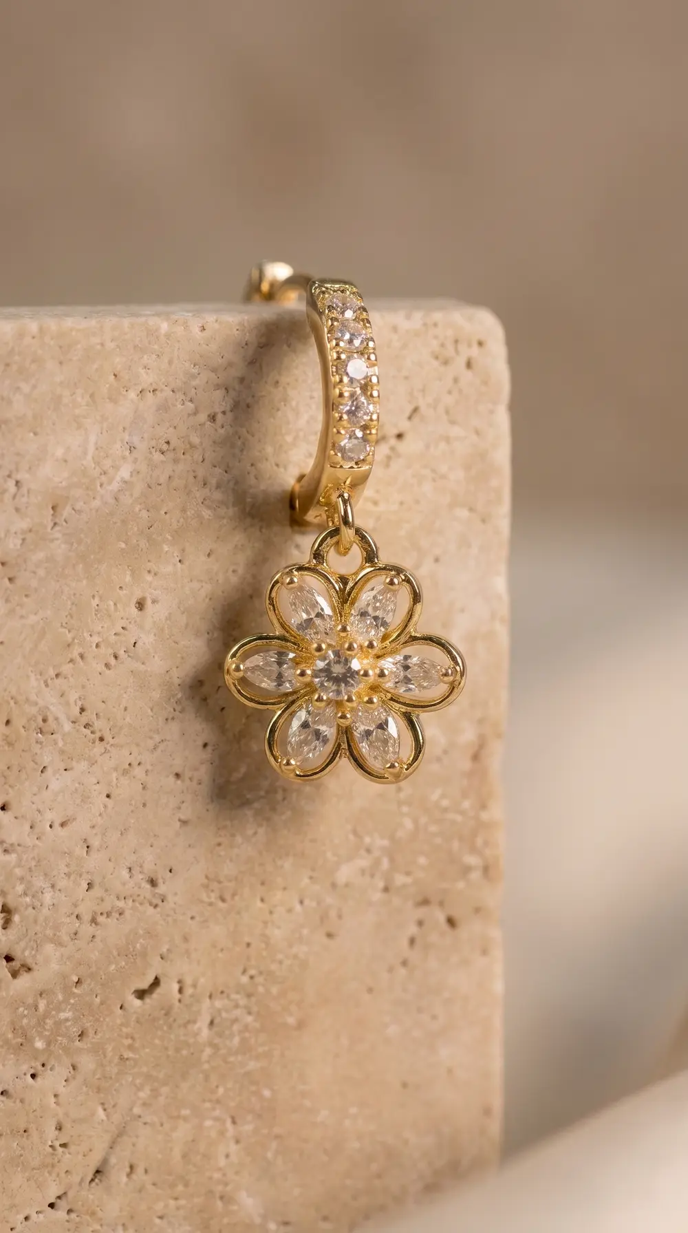 Argola com pingente de flor e zircônias